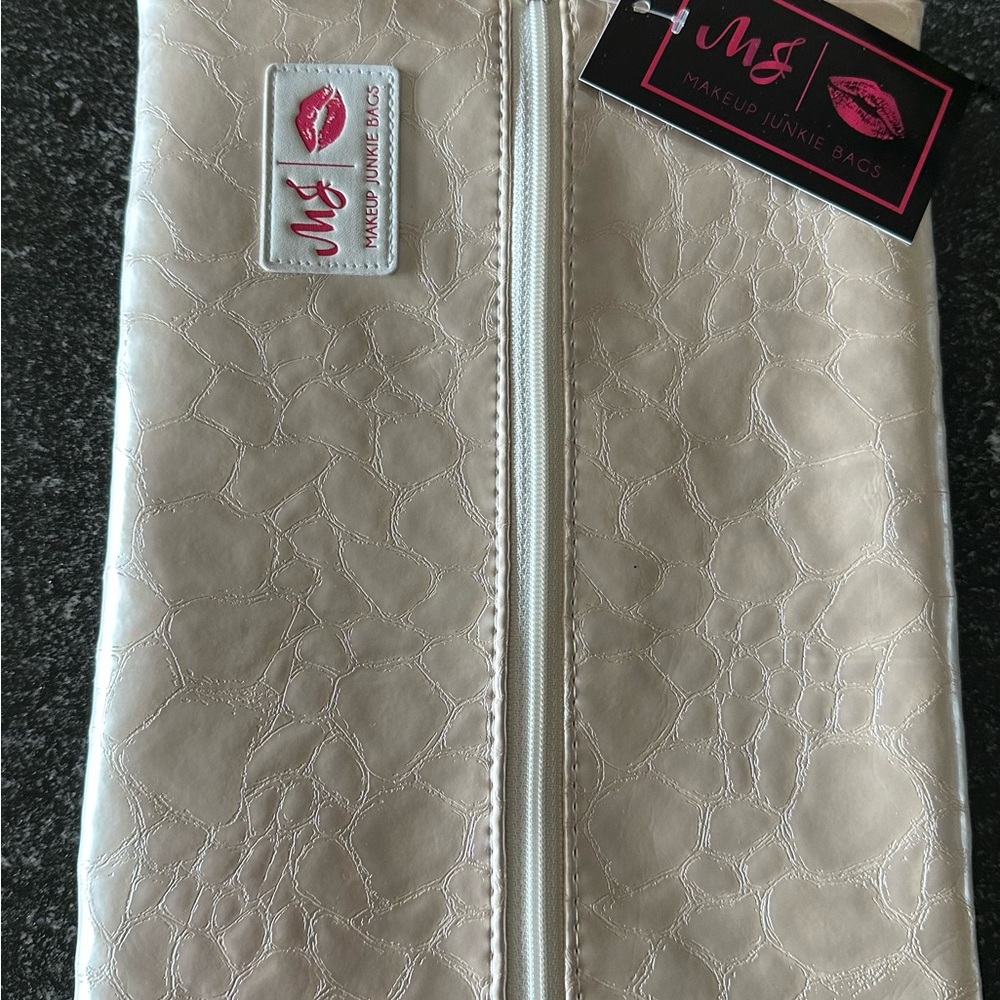 Makeup Junkie Large Elegant Cream Cosmetic Bag with Textured Pattern